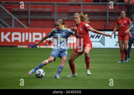 Enschede, pays-Bas. 21 avril 2025. Grolsch Veste Stadion, 21 avril 2025 Duel Rosa van Gool (21 Ajax) match Azerion Vrouwen Eredivisie entre FC Twente et Ajax vrouwen au Grolsch Veste stadion, pays-Bas. (Arne van der Ben/SPP) crédit : SPP Sport Press photo. /Alamy Live News Banque D'Images