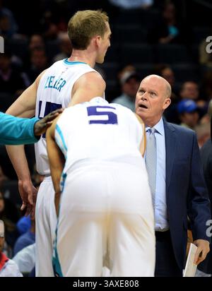 18 janvier 2017 - Charlotte, Caroline du Nord, États-Unis - Steve Clifford, entraîneur-chef des Charlotte Hornets, à droite, regarde le centre Cody Zeller avec incrédulité pour son jeu lors de l'action précoce contre les Trail Blazers de Portland au Spectrum Center à Charlotte, Caroline du Nord, le mercredi 18 janvier 2017. (Crédit image : © Jeff Siner/TNS via ZUMA Wire) Banque D'Images