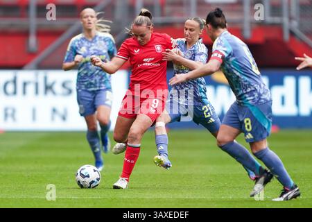 Enschede, pays-Bas. 21 avril 2025. ENSCHEDE, PAYS-BAS - 21 AVRIL : Jaimy Ravensbergen du FC Twente se bat pour le ballon avec Rosa van Gool de l'Ajax et Sherida Spitse de l'Ajax lors du match Eredivisie féminin d'Azerion entre le FC Twente et l'Ajax à Grolsch Veste le 21 avril 2025 à Enschede, pays-Bas. (Photo par Andre Weening/Orange Pictures) crédit : Orange pics BV/Alamy Live News Banque D'Images