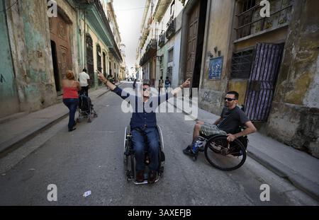 26 mai 2016 - la Havane, Cuba - cinq petits mots, assez innocents seuls, mais lorsqu'ils sont enchaînés, ils sont dévastateurs : vous ne marcherez plus jamais », explique COLIN BUCHANAN, 27 ans, alors qu'il a pris sa photo par d'autres membres du groupe. Ã’il est mental à quatre-vingt-dix pour cent à surmonter. Ã“ il navigue dans les défis en fauteuil roulant de la vieille Havane. Sur la droite, ROBBY BECKMAN dit : ''tu es un homme vivant !'' Traiter avec les pavés dans la vieille Havane était difficile ..RÉSUMÉ : quadriplégique JOSH BASILE a formé un organisme à but non lucratif appelé Determined2Heal et motive les autres avec des blessures de la moelle épinière en utilisant des aventures sportives adaptatives Banque D'Images