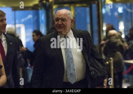 30 novembre 2016 - New York, New York, États-Unis d'Amérique - L'ancien gouverneur George ''Sonny'' perdue (républicain de Géorgie) arrive pour une réunion avec le président élu des États-Unis Donald Trump à la Trump Tower à New York, New York, États-Unis le 30 novembre 2016. . Crédit : Albin Lohr-Jones / piscine via CNP (crédit image : © Albin Lohr-Jones/CNP via ZUMA Wire) Banque D'Images