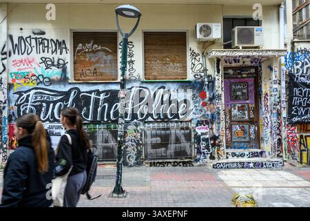 Graffiti anarchiste et anti-police sur la façade d'un squat dans le quartier d'Exarcheia à Athènes, Grèce. Banque D'Images
