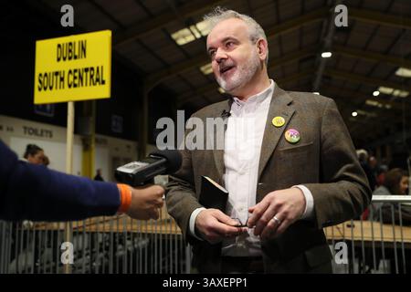 Photo du dossier datée du 26/08/18 de Colm O'Gorman, survivant d'abus cléricaux et ancien chef d'Amnesty International Irlande, s'adressant aux médias avant le début du dépouillement au RDS de Dublin lors du référendum sur le 8e amendement de la Constitution irlandaise qui interdit l'avortement à moins que la vie d'une mère ne soit en danger. M. O'Gorman a organisé un rassemblement au jardin du souvenir pour coïncider avec la messe du Parc Phoenix donnée par le pape François lors de sa visite en août 2018. Date d'émission : lundi 21 avril 2025. Banque D'Images