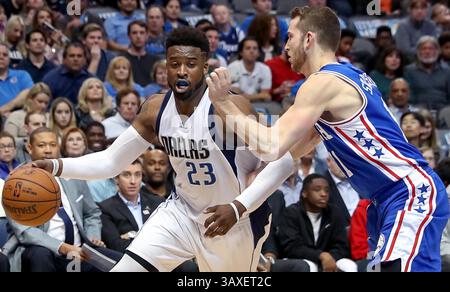 Février 2, 2017 - Dallas, TX, USA - Wesley Matthews (23), garde des Dallas Mavericks, tente de contourner Nik Stauskas des 76ers de Philadelphie, à droite, pendant la première mi-temps le mercredi 1er février 2017 au American Airlines Center à Dallas, Texas. (Crédit image : © Steve Nurenberg/TNS via ZUMA Wire) Banque D'Images