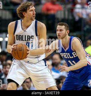 Février 2, 2017 - Dallas, TX, USA - L'attaquant des Dallas Mavericks Dirk Nowitzki (41 ans) cherche à passer contre le garde des 76ers de Philadelphie Nik Stauskas (11 ans) lors de la deuxième mi-temps le mercredi 1er février 2017 au American Airlines Center de Dallas, Texas. (Crédit image : © Steve Nurenberg/TNS via ZUMA Wire) Banque D'Images