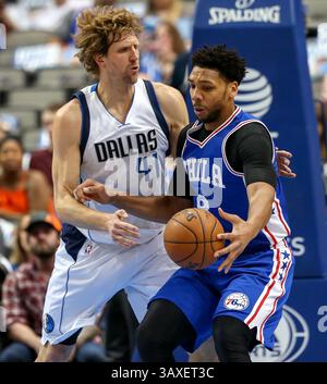 2 février 2017 - Dallas, TX, USA - L'attaquant des Dallas Mavericks Dirk Nowitzki (41 ans) défend le centre des 76ers de Philadelphie Jahlil Okafor, à droite, lors de la première mi-temps le mercredi 1er février 2017 au American Airlines Center de Dallas, Texas. (Crédit image : © Steve Nurenberg/TNS via ZUMA Wire) Banque D'Images