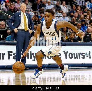 Février 2, 2017 - Dallas, TX, USA - le gardien rookie des Dallas Mavericks Yogi Ferrell se dirige vers le panier contre les 76ers de Philadelphie lors de la première mi-temps le mercredi 1er février 2017 au American Airlines Center de Dallas, Texas. (Crédit image : © Steve Nurenberg/TNS via ZUMA Wire) Banque D'Images