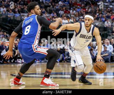 Février 2, 2017 - Dallas, TX, USA - le garde des Dallas Mavericks Seth Curry (30) fait le tour du centre des 76ers de Philadelphie Jahlil Okafor (8) pendant la première mi-temps le mercredi 1er février 2017 au American Airlines Center à Dallas, Texas. (Crédit image : © Steve Nurenberg/TNS via ZUMA Wire) Banque D'Images