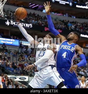 Février 2, 2017 - Dallas, TX, USA - Wesley Matthews (23), le garde des Dallas Mavericks, passe au panier devant l'attaquant des 76ers de Philadelphie, Nerlens Noel (4), lors de la première mi-temps, le mercredi 1er février 2017 au American Airlines Center de Dallas, Texas. (Crédit image : © Steve Nurenberg/TNS via ZUMA Wire) Banque D'Images