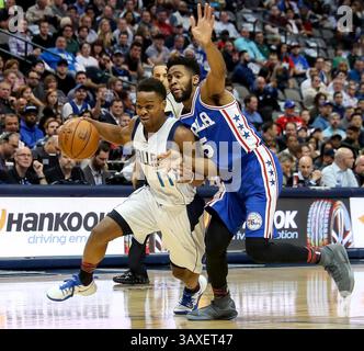 Février 2, 2017 - Dallas, TX, USA - le gardien rookie des Dallas Mavericks Yogi Ferrell (11 ans) tente de contourner le garde des 76ers de Philadelphie Chasson Randle (5 ans) au cours de la première mi-temps le mercredi 1er février 2017 au American Airlines Center de Dallas, Texas. (Crédit image : © Steve Nurenberg/TNS via ZUMA Wire) Banque D'Images