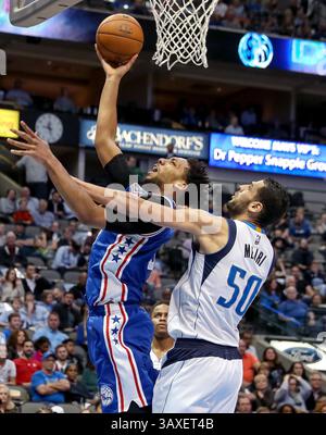 Février 2, 2017 - Dallas, TX, USA - le centre de Philadelphie Jahlil Okafor, à gauche, obtient un coup de feu au-dessus du centre Dallas Mavericks Salah Mejri, à droite, au cours de la deuxième mi-temps le mercredi 1er février 2017 au centre American Airlines à Dallas, Texas. (Crédit image : © Steve Nurenberg/TNS via ZUMA Wire) Banque D'Images