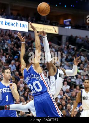 Février 2, 2017 - Dallas, TX, USA - le garde des Dallas Mavericks Wesley Matthews, à droite, se fait fouler par le garde des 76ers de Philadelphie Timothe Luwawu-Cabarrot (20) au cours de la première mi-temps le mercredi 1er février 2017 au American Airlines Center à Dallas, Texas. (Crédit image : © Steve Nurenberg/TNS via ZUMA Wire) Banque D'Images