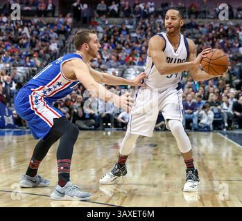 Février 2, 2017 - Dallas, TX, USA - Devin Harris (R), garde des Dallas Mavericks, cherche à faire une passe contre Nik Stauskas, garde des 76ers de Philadelphie, à gauche, lors de la première mi-temps le mercredi 1er février 2017 au American Airlines Center de Dallas, Texas. (Crédit image : © Steve Nurenberg/TNS via ZUMA Wire) Banque D'Images