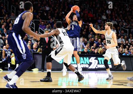 1er février 2017 : Jalen Brunson (1), le garde des Wildcats de Villanova, prend un coup de feu lors du match de basket-ball NCAA entre les Wildcats de Villanova et les Friars de Providence qui se tient au Dunkin Donuts Center, à Providence, Rhode Island. Villanova bat Providence 57-66 en temps réglementaire. Eric Canha/CSM(image de crédit : &copy ; Eric Canha/CSM via ZUMA Wire) Banque D'Images