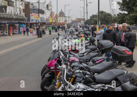 Southend on Sea, Royaume-Uni. 21 avril 2025. Une longue rangée de motos stationnées étroitement le long d'une rue animée à [insérer la ville], Essex. Les habitants et les visiteurs se rassemblent à proximité, engageant une conversation au milieu des vitrines colorées et de la signalisation. Des centaines de motos bordent le front de mer à la fin d'une balade depuis l'Ace Café. L'événement, Southend Shakedown, revient cette année après une interruption de deux ans en raison de problèmes de financement. Penelope Barritt/Alamy Live News Banque D'Images