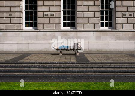 Nov 13, 2016 - Belfast, Irlande du Nord, Royaume-Uni - Une femme gît dans le jardin de l'hôtel de ville est le bâtiment civique du conseil municipal de Belfast. Situé à Donegall Square, au coeur du centre-ville de Belfast, Irlande du Nord, Royaume-Uni. (Crédit image : © Sergi Reboredo via ZUMA Wire) Banque D'Images