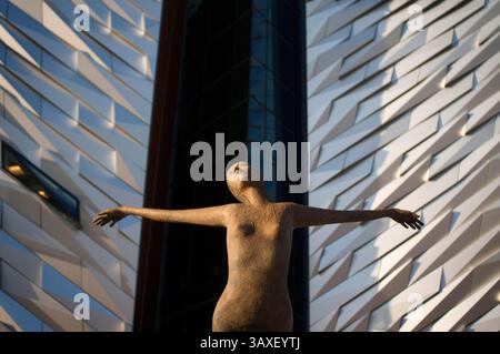 13 novembre 2016 - Belfast, Irlande du Nord, Royaume-Uni - la sculpture Titanica de Rowan Gillespie devant le musée Titanic à Belfast, Irlande du Nord Royaume-Uni. Une sculpture intitulée « Titancia » marque l'entrée de la Titanic Belfast Experience, en Irlande du Nord, au Royaume-Uni. (Crédit image : © Sergi Reboredo via ZUMA Wire) Banque D'Images