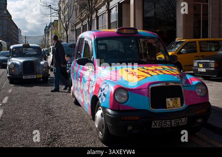 13 nov. 2016 - Belfast, Irlande du Nord, Royaume-Uni - Belfast taxi CUB dans le centre-ville. Ce tour en taxi viendra vous chercher à votre hôtel et vous emmènera dans un voyage autour des bâtiments les plus célèbres de la ville, et autour des points chauds qui ont fait le tour (crédit image : © Sergi Reboredo via ZUMA Wire) Banque D'Images