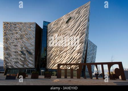 13 novembre 2016 - Belfast, Irlande du Nord, Royaume-Uni - Titanic Belfast Museum and Visitors Centre, Titanic Quarter. Une plaque signalétique géante en acier marque l'entrée de la Titanic Belfast Experience à Belfast, en Irlande du Nord. (Crédit image : © Sergi Reboredo via ZUMA Wire) Banque D'Images