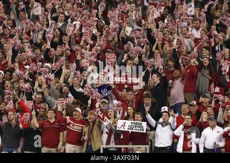 31 décembre 2016 : les étudiants de l'Alabama remplissent la section étudiante avant le Chick-fil-A Peach Bowl entre les Huskies de Washington et Alabama Crimson Tide au Georgia Dome à Atlanta, Géorgie le 31 décembre 2016. L'Alabama bat Washington 24-7. Sean Brown/CSM(image de crédit : &copy ; Sean Brown/CSM via ZUMA Wire) Banque D'Images
