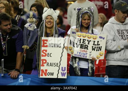 31 décembre 2016 : un fan de Washington tient une pancarte qui dit ''Ending SEC Praise Now'' pendant le Chick-fil-A Peach Bowl entre les Huskies de Washington et Alabama Crimson Tide au Georgia Dome à Atlanta, GA le 31 décembre 2016. Sean Brown/CSM(image de crédit : &copy ; Sean Brown/CSM via ZUMA Wire) Banque D'Images