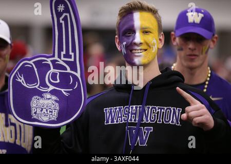 31 décembre 2016 : un fan de Washington a son visage peint aux couleurs de son école au Fan Fest avant le Chick-fil-A Peach Bowl entre les Huskies de Washington et Alabama Crimson Tide au Georgia Dome à Atlanta, GA le 31 décembre 2016. Sean Brown/CSM(image de crédit : &copy ; Sean Brown/CSM via ZUMA Wire) Banque D'Images