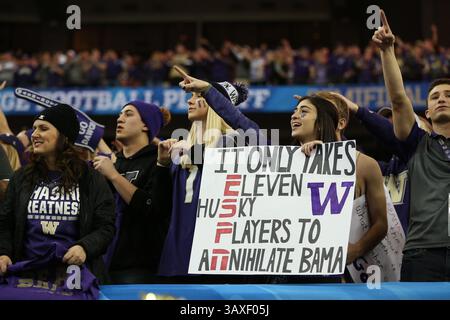 31 décembre 2016 : les fans de Washington commencent le chant ''Go Huskies'' lors du Chick-fil-A Peach Bowl entre les Huskies de Washington et Alabama Crimson Tide au Georgia Dome à Atlanta, GA le 31 décembre 2016. Sean Brown/CSM(image de crédit : &copy ; Sean Brown/CSM via ZUMA Wire) Banque D'Images