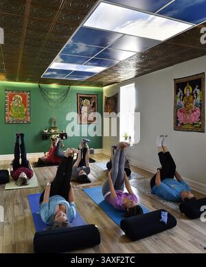 16 novembre 2016 - Kansas City, MO, États-Unis - Tracy Ochester a commencé son cours mensuel Mindful Tune-Up au Maya Yoga avec des poses de yoga Asana douces pour préparer le corps à l'immobilité de la méditation. (Crédit image : © Jill Toyoshiba/TNS via ZUMA Wire) Banque D'Images