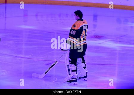 Samedi 31 décembre 2016 : Tuukka Rask (40), gardien des Bruins de Boston, représente le chant de l'hymne national lors du match de la Ligue nationale de hockey entre les Sabres de Buffalo et les Bruins de Boston qui s'est tenu au TD Garden, à Boston, Mass. Boston bat Buffalo 3-1. Eric Canha/CSM(image de crédit : &copy ; Eric Canha/CSM via ZUMA Wire) Banque D'Images