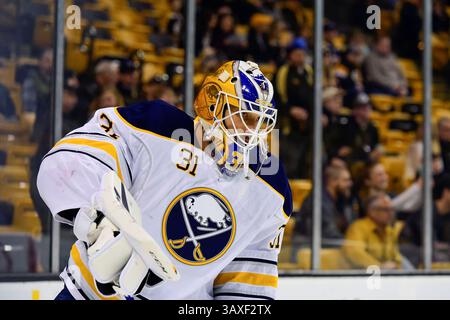 Samedi 31 décembre 2016 : le gardien des Sabres de Buffalo Anders Nilsson (31 ans) se réchauffe avant le match de la Ligue nationale de hockey entre les Sabres de Buffalo et les Bruins de Boston qui se tient au TD Garden, à Boston, Mass. Boston bat Buffalo 3-1. Eric Canha/CSM(image de crédit : &copy ; Eric Canha/CSM via ZUMA Wire) Banque D'Images