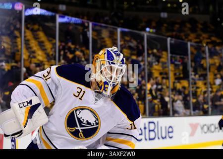 Samedi 31 décembre 2016 : le gardien des Sabres de Buffalo Anders Nilsson (31 ans) se réchauffe avant le match de la Ligue nationale de hockey entre les Sabres de Buffalo et les Bruins de Boston qui se tient au TD Garden, à Boston, Mass. Boston bat Buffalo 3-1. Eric Canha/CSM(image de crédit : &copy ; Eric Canha/CSM via ZUMA Wire) Banque D'Images