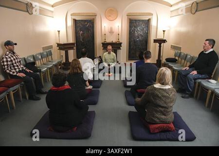 16 novembre 2016 - Kansas City, MO, États-Unis - John Corbaley dirige un groupe dans une séance de méditation Serenity Pause au Temple Unity sur la Plaza. Il recommande de s'asseoir sur une chaise le long du mur si la position du lotus est inconfortable. (Crédit image : © John Sleezer/TNS via ZUMA Wire) Banque D'Images