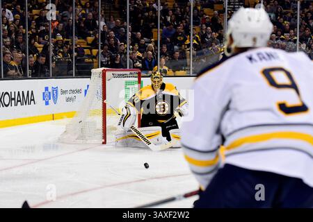 Samedi 31 décembre 2016 : Tuukka Rask (40), gardien des Bruins de Boston, se concentre sur le palet lors du match de la Ligue nationale de hockey entre les Sabres de Buffalo et les Bruins de Boston qui se tient au TD Garden, à Boston, Mass. Boston bat Buffalo 3-1. Eric Canha/CSM(image de crédit : &copy ; Eric Canha/CSM via ZUMA Wire) Banque D'Images