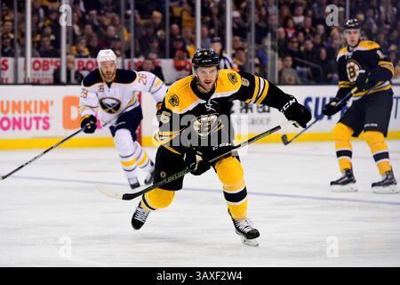 Samedi 31 décembre 2016 : le défenseur des Bruins de Boston, Colin Miller (6), en action lors du match de la Ligue nationale de hockey entre les Sabres de Buffalo et les Bruins de Boston, tenu au TD Garden, à Boston, Mass. Boston bat Buffalo 3-1. Eric Canha/CSM(image de crédit : &copy ; Eric Canha/CSM via ZUMA Wire) Banque D'Images