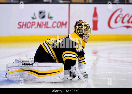 Samedi 31 décembre 2016 : Tuukka Rask (40), gardien des Bruins de Boston, se prépare pour la deuxième période du match de la Ligue nationale de hockey entre les Sabres de Buffalo et les Bruins de Boston qui se tient au TD Garden, à Boston, Mass. Boston bat Buffalo 3-1. Eric Canha/CSM(image de crédit : &copy ; Eric Canha/CSM via ZUMA Wire) Banque D'Images