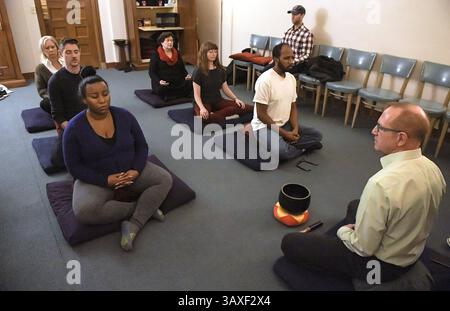 16 novembre 2016 - Kansas City, MO, États-Unis - le leader de la méditation John Corbaley dirige un groupe dans l'une des deux séances de méditation quotidiennes Serenity Pause au Temple de l'unité sur la Plaza. (Crédit image : © John Sleezer/TNS via ZUMA Wire) Banque D'Images