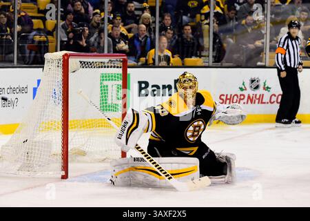 Samedi 31 décembre 2016 : Tuukka Rask (40), gardien des Bruins de Boston, fait une épargne lors du match de la Ligue nationale de hockey entre les Sabres de Buffalo et les Bruins de Boston qui se tient au TD Garden, à Boston, Mass. Boston bat Buffalo 3-1. Eric Canha/CSM(image de crédit : &copy ; Eric Canha/CSM via ZUMA Wire) Banque D'Images
