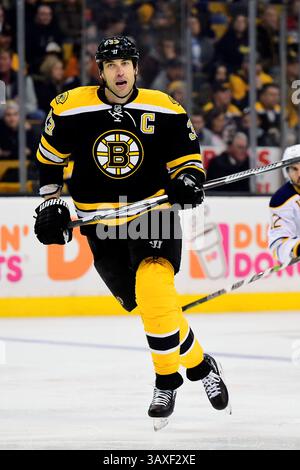 Samedi 31 décembre 2016 : le défenseur des Bruins de Boston, Zdeno Chara (33 ans), en action lors du match de la Ligue nationale de hockey entre les Sabres de Buffalo et les Bruins de Boston, tenu au TD Garden, à Boston, Mass. Boston bat Buffalo 3-1. Eric Canha/CSM(image de crédit : &copy ; Eric Canha/CSM via ZUMA Wire) Banque D'Images