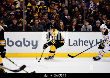 Samedi 31 décembre 2016 : le défenseur des Bruins de Boston, Torey Krug (47 ans), joue la rondelle lors du match de la Ligue nationale de hockey entre les Sabres de Buffalo et les Bruins de Boston qui se tient au TD Garden, à Boston, Mass. Boston bat Buffalo 3-1. Eric Canha/CSM(image de crédit : &copy ; Eric Canha/CSM via ZUMA Wire) Banque D'Images
