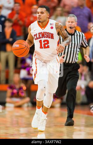 Les Clemson Tigers gardent Avry Holmes (12 ans) lors du match de basket-ball de la NCAA entre les Tarheels de Caroline du Nord et les Clemson Tigers le mardi 3 janvier 2017 au Littlejohn Coliseum de Clemson, SC. David Grooms/CSM(image de crédit : &copy ; David Grooms/Cal Sport Media/CSM via ZUMA Wire) Banque D'Images