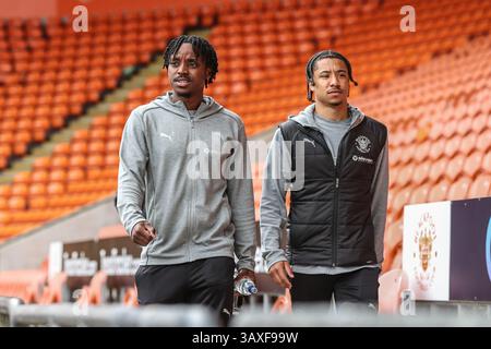 Blackpool, Royaume-Uni. 21 avril 2025. Niall Ennis de Blackpool et Samuel Silvera de Blackpool arrivent lors du match de Sky Bet League 1 Blackpool vs Wrexham à Bloomfield Road, Blackpool, Royaume-Uni, le 21 avril 2025 (photo par Alfie Cosgrove/News images) à Blackpool, Royaume-Uni le 21/04/2025. (Photo par Alfie Cosgrove/News images/SIPA USA) crédit : SIPA USA/Alamy Live News Banque D'Images