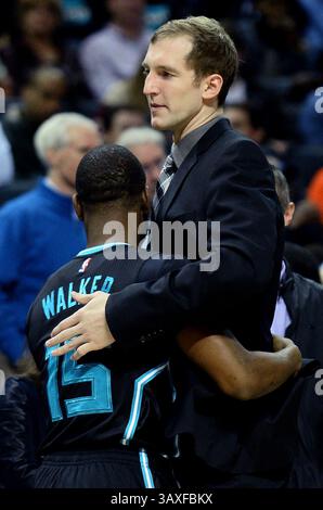 4 janvier 2017 - Charlotte, NC, USA - le centre blessé des Hornets de Charlotte Cody Zeller, à droite, embrasse Kemba Walker avant le match de l'équipe contre le Thunder d'Oklahoma City au Spectrum Center à Charlotte, Caroline du Nord, le mercredi 4 janvier 2017. (Crédit image : © Jeff Siner/TNS via ZUMA Wire) Banque D'Images