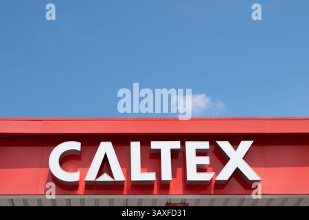Signalisation de la marque Caltex contre un ciel bleu clair mettant en valeur le design moderne et l'identité de l'entreprise dans le concept de marque de l'industrie du carburant Banque D'Images