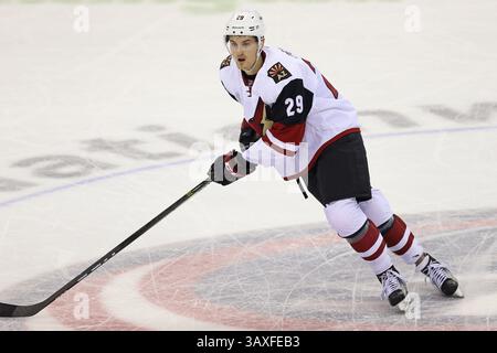 05 DÉCEMBRE 2016 : les Coyotes de l'Arizona ont quitté l'aile gauche Brendan Perlini (29 ans) patine en première période lors d'un match dans la LNH entre les Coyotes de l'Arizona et les Blue Jackets de Columbus au Nationwide Arena de Columbus, Ohio. Aaron Doster/CSM(image de crédit : &copy ; Aaron Doster/CSM via ZUMA Wire) Banque D'Images