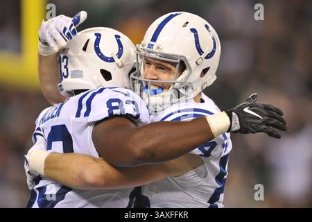 4 décembre 2016 - East Rutherford, New Jersey, U. S - Indianapolis Colts Tight End DWAYNE ALLEN (83) est félicité par Indianapolis Colts Tight End JACK DOYLE (84) au MetLife Stadium à East Rutherford New Jersey Indianapolis bat New York 41 à 10 (crédit image : © Brooks von Arx via ZUMA Wire) Banque D'Images