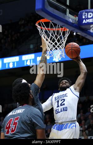 KINGSTON, RI - 15 JANVIER : Hassan Martin (12 ans), attaquant des Rams du Rhode Island, dunque le ballon sur Chris Baldwin (5 ans), attaquant les Rams du Rhode Island, lors de la première moitié d'un match de basket-ball de la NCAA entre les Rams du Rhode Island et les Minutemen, le 15 janvier 2017, au Ryan Center de Kingston, RI. Rhode Island bat UMass 79-77. (Photo de M. Anthony Nesmith/Icon Sportswire)(image de crédit : &copy ; Mingo Nesmith/Icon Sportswire/CSM via ZUMA Wire) Banque D'Images