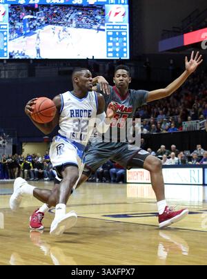 KINGSTON, RI - 15 JANVIER : le garde des Rams du Rhode Island Jared Terrell (32) passe devant Brison Gresham (55) lors de la première moitié d'un match de basket-ball de la NCAA entre UMass Minutemen et Rhode Island Rams le 15 janvier 2017, au Ryan Center de Kingston, RI. Rhode Island bat UMass 79-77. (Photo de M. Anthony Nesmith/Icon Sportswire)(image de crédit : &copy ; Mingo Nesmith/Icon Sportswire/CSM via ZUMA Wire) Banque D'Images