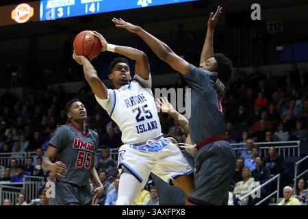 KINGSTON, RI - 15 JANVIER : le garde des Rams du Rhode Island Christion Thompson (25) tire sur l'attaquant des Minutemen Malik Hines (10) pendant la première moitié d'un match de basket-ball de la NCAA entre les Rams et les Minutemen du Rhode Island le 15 janvier 2017, au Ryan Center de Kingston, RI. Rhode Island bat UMass 79-77. (Photo de M. Anthony Nesmith/Icon Sportswire)(image de crédit : &copy ; Mingo Nesmith/Icon Sportswire/CSM via ZUMA Wire) Banque D'Images