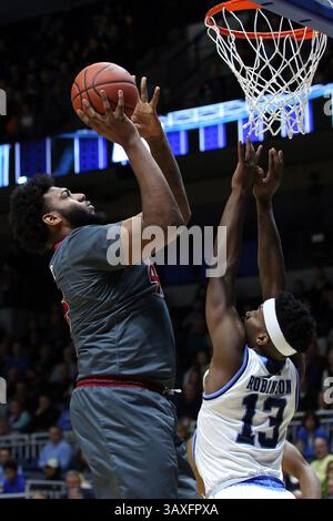 KINGSTON, RI - 15 JANVIER : le centre UMass Minutemen Rashaan Holloway (45) tire sur le garde des Rams du Rhode Island Stanford Robinson (13) pendant la seconde moitié d'un match de basket-ball de la NCAA entre UMass Minutemen et les Rams du Rhode Island le 15 janvier 2017, au Ryan Center de Kingston, RI. Rhode Island bat UMass 79-77. (Photo de M. Anthony Nesmith/Icon Sportswire)(image de crédit : &copy ; Mingo Nesmith/Icon Sportswire/CSM via ZUMA Wire) Banque D'Images
