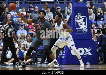 KINGSTON, RI - 15 JANVIER : le centre UMass Minutemen Rashaan Holloway (45) défendu par l'attaquant des Rams du Rhode Island Cyril Langevine (10) pendant la première moitié d'un match de basket-ball de la NCAA entre UMass Minutemen et les Rams du Rhode Island le 15 janvier 2017 au Ryan Center de Kingston, RI. Rhode Island bat UMass 79-77. (Photo de M. Anthony Nesmith/Icon Sportswire)(image de crédit : &copy ; Mingo Nesmith/Icon Sportswire/CSM via ZUMA Wire) Banque D'Images